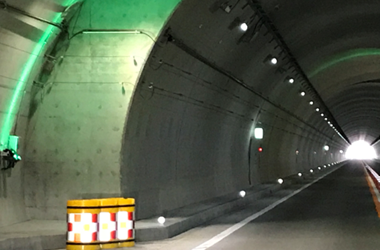 高速道路トンネル内照明設備工事